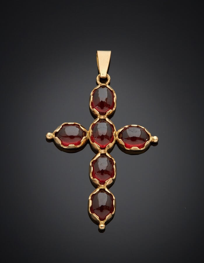 Deux PENDENTIFS "croix" en or jaune (750) l'une sertie de six grenats de forme…