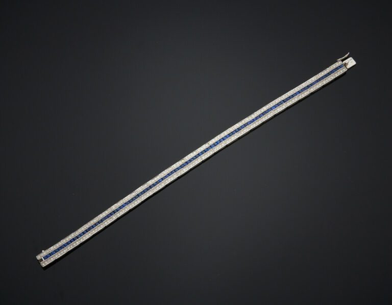 DIAFINI - BRACELET en or gris (750 ) serti d'un alignement de saphirs calibrés,…