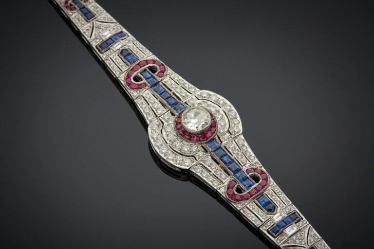 DIAFINI - BRACELET géométrique en or gris (750) articulé, ajouré, centré d'un d…