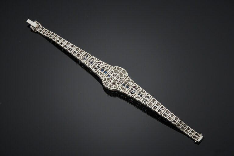 DIAFINI - BRACELET géométrique en or gris (750) articulé, ajouré, centré d'un d…