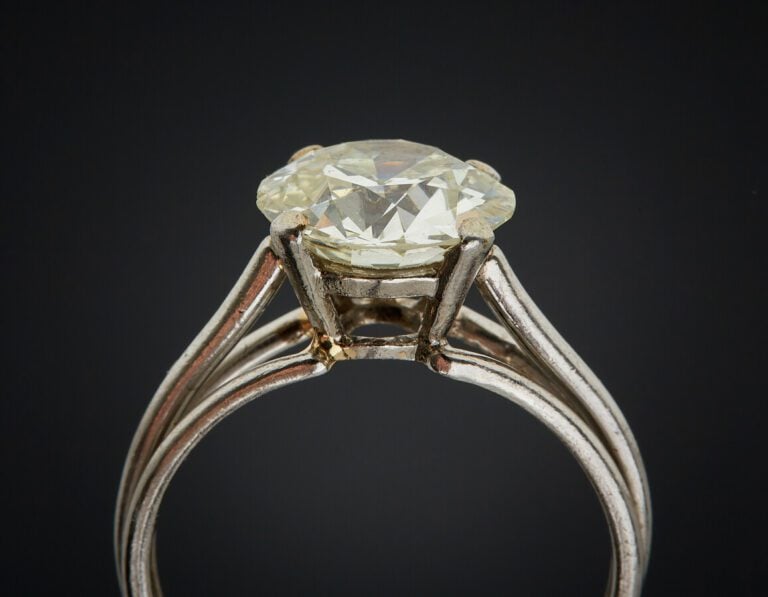 DIAMANT taille ancienne pesant 3,64 carats. Chocs et égrisures. - Accompagné d'…
