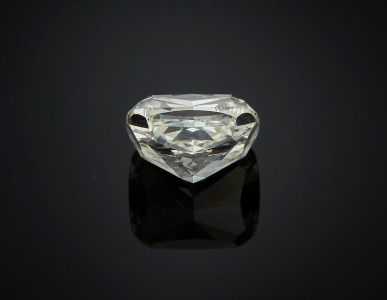 DIAMANT taille coussin pesant 5,52 carats. - Le diamant est accompagné de rappo…