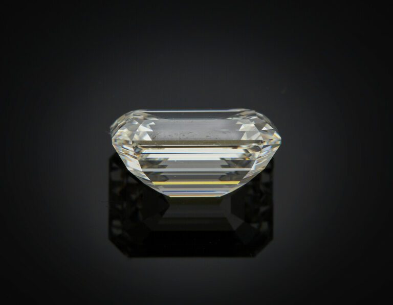 DIAMANT taille émeraude pesant 5,01 carats. - Le diamant est accompagné de rapp…
