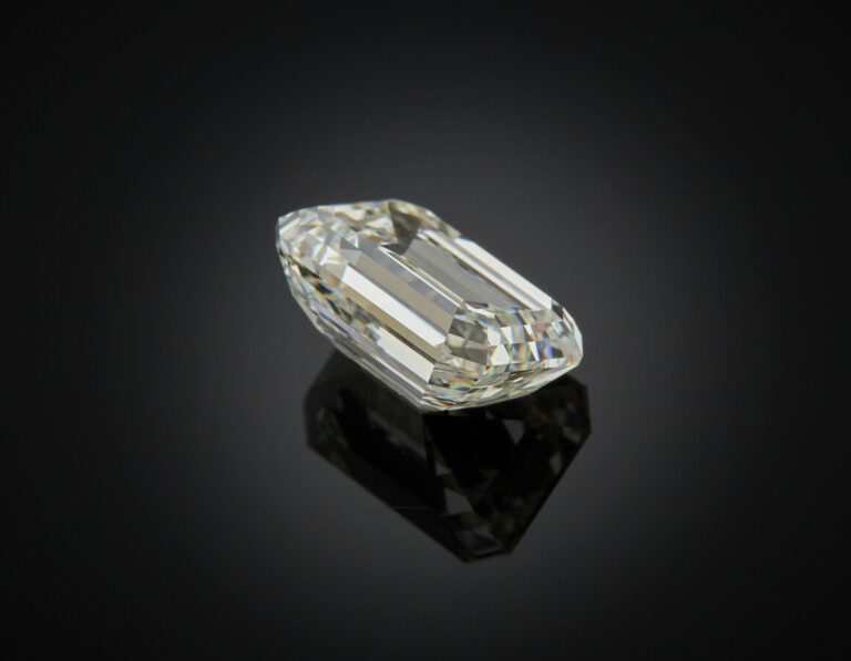 DIAMANT taille émeraude pesant 5,01 carats. - Le diamant est accompagné de rapp…