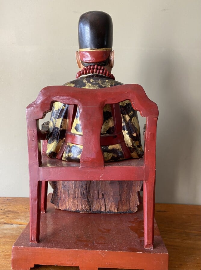 Dignitaire en bois sculpté laqué or et rouge assis sur un trône en bois laqué r…