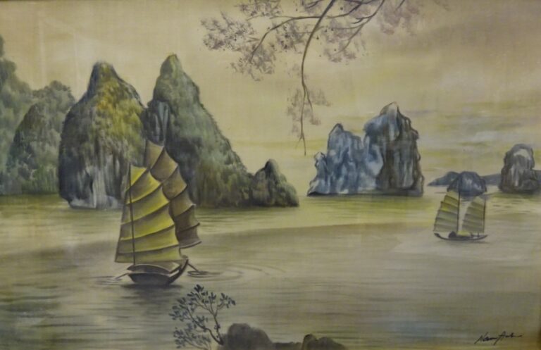 ÉCOLE CHINOISE - XXe siècle - Encre et couleurs sur soie, jonques dans une baie…