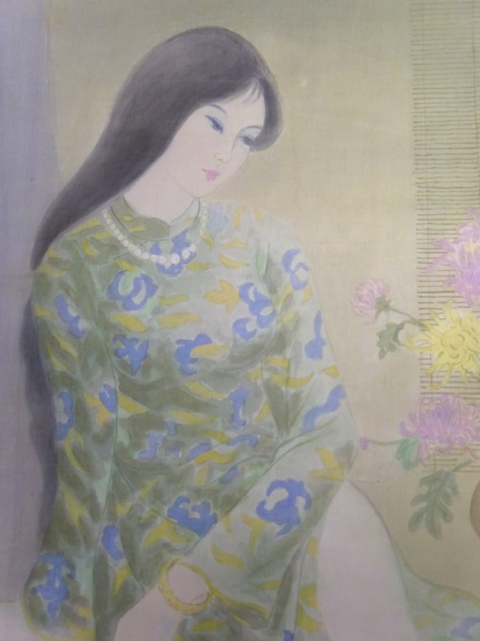 Ecole vietnamienne - Jeune femme au bouquet de chrysanthèmes roses et jaunes -…