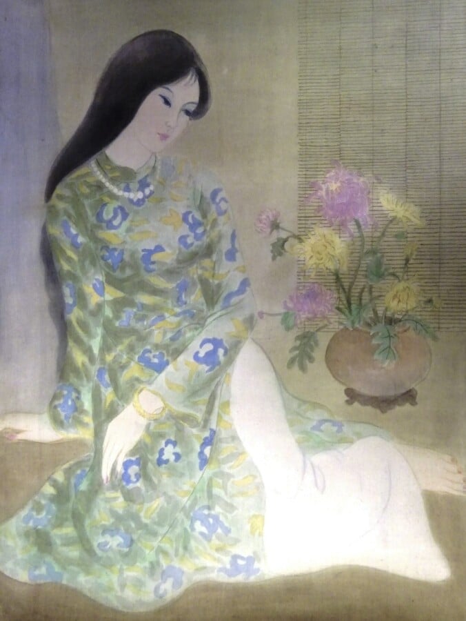 Ecole vietnamienne - Jeune femme au bouquet de chrysanthèmes roses et jaunes -…