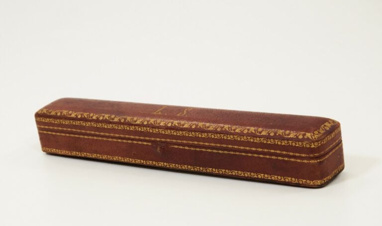 ECRIN d'éventail en cuir monogrammé L.S. XIXème siècle. Usures.