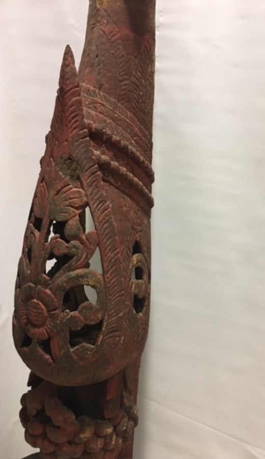 ELEMENT DECORATIF EN BOIS LAQUE ROUGE - Indonésie ? - Sculpté au décor des fleu…