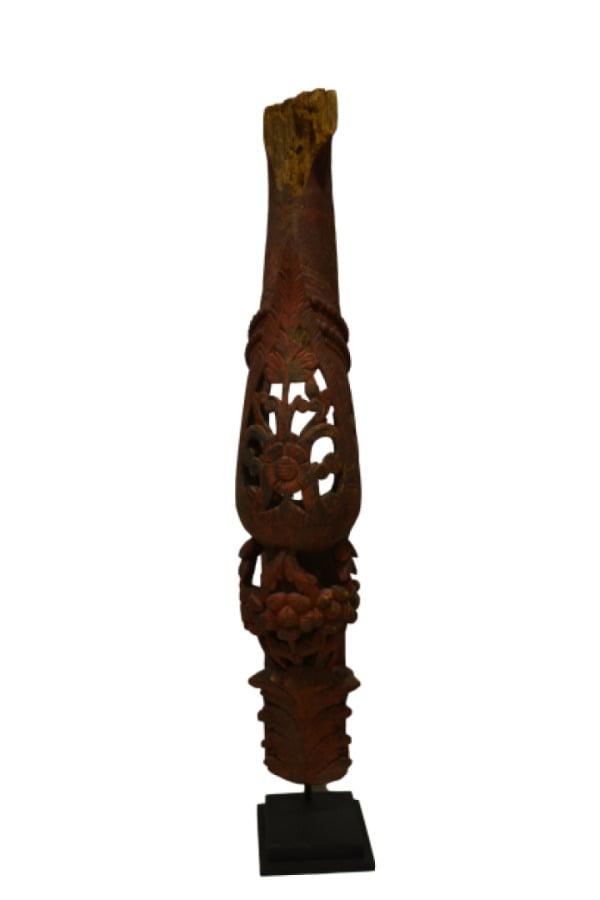 ELEMENT DECORATIF EN BOIS LAQUE ROUGE - Indonésie ? - Sculpté au décor des fleu…
