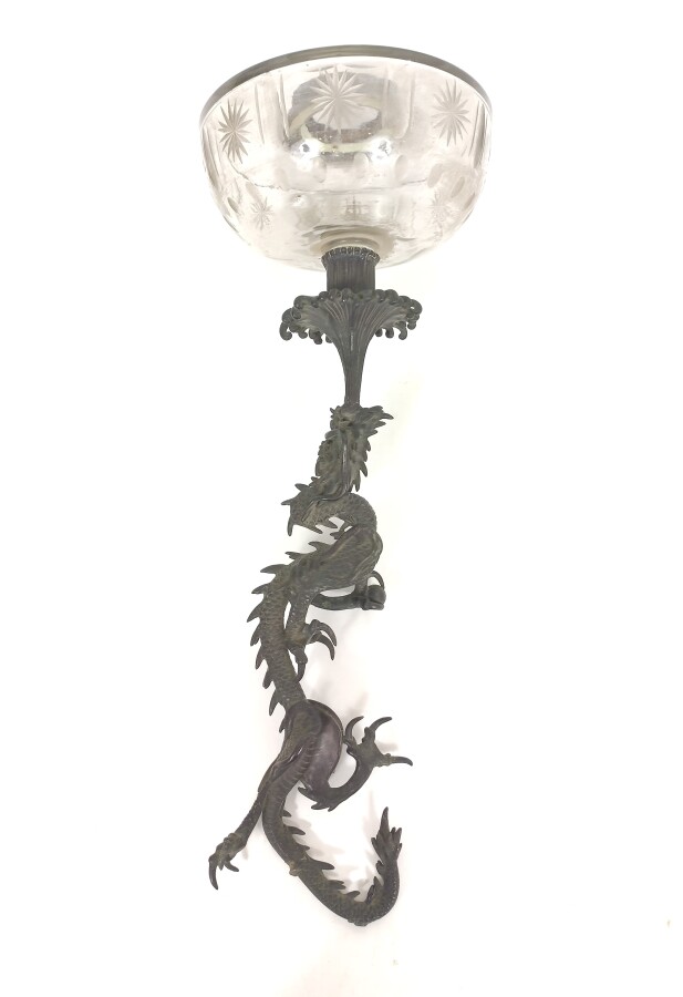Élément décoratif en bronze / Lampe à huile ? représentant un dragon, tenant da…