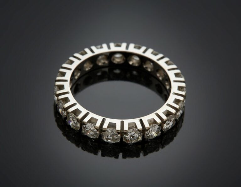 EMERAUDE octogonale taillée à degrés pesant 12,29 carats. - Accompagnée d'un ra…