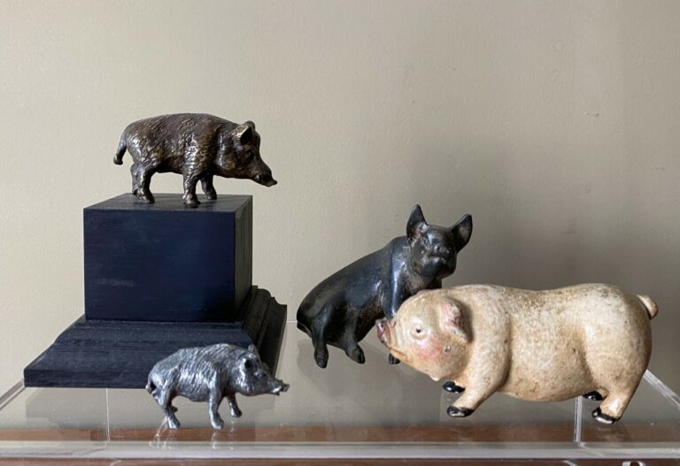 Ensemble comprenant : deux sangliers en bronze , un cochon en bronze et un coch…