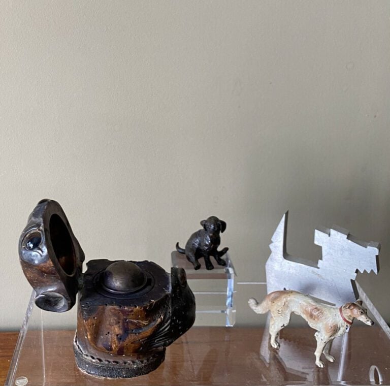 Ensemble comprenant : encrier bull dog en bois, lévrier en bronze, chiot assis…