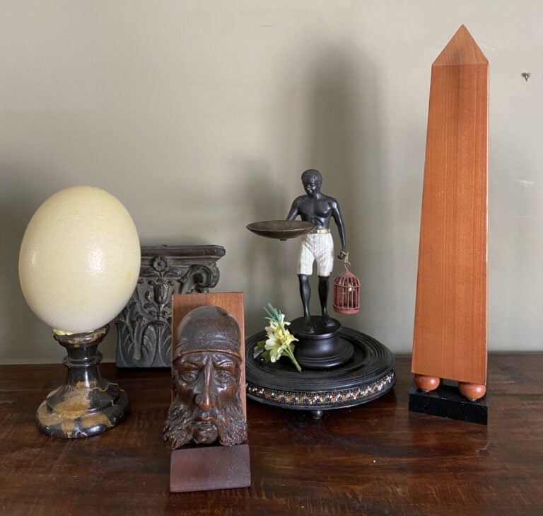 Ensemble comprenant : obélisque en bois, statuette "jeune serviteur noir" en ré…