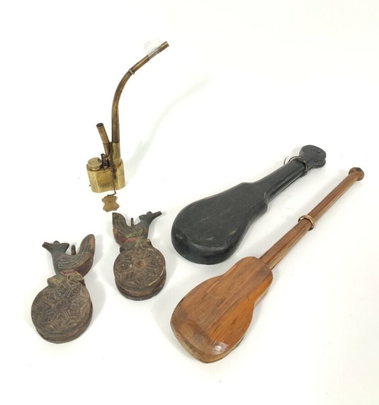 Ensemble comprenant : Une petite pipe à opium en métal à décor de maisons et oi…
