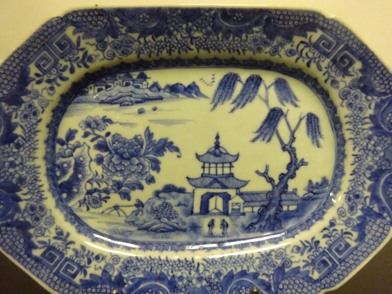 ENSEMBLE DE (2) PLATS EN PORCELAINE BLEU BLANC - Chine pour l'export, - Plat re…