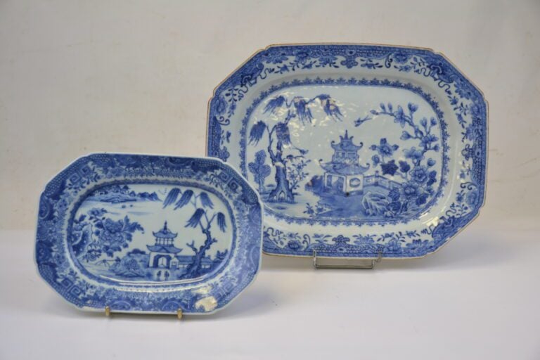 ENSEMBLE DE (2) PLATS EN PORCELAINE BLEU BLANC - Chine pour l'export, - Plat re…