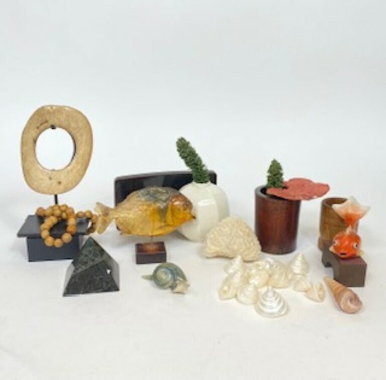 Ensemble de bibelots divers comprenant : vase, coquillages, porte-pinceaux, os…