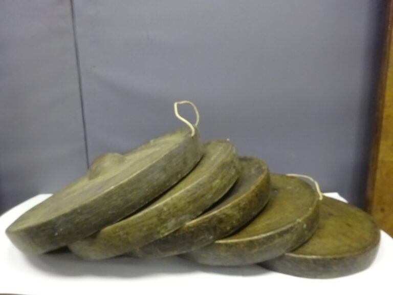 ENSEMBLE DE CINQ (5) GONGS EN BRONZE MARTELE - Chine, Vietnam, Fin XIXe - Circu…