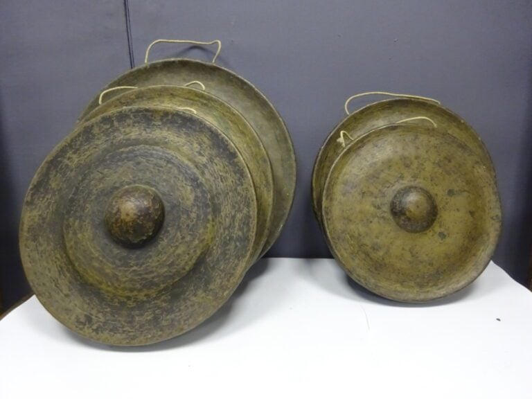 ENSEMBLE DE CINQ (5) GONGS EN BRONZE MARTELE - Chine, Vietnam, Fin XIXe - Circu…