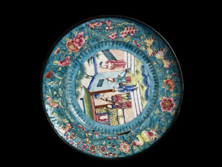 ENSEMBLE DE DEUX OBJETS EN ÉMAUX CLOISONNÉS, comprenant un plat et une petite b…
