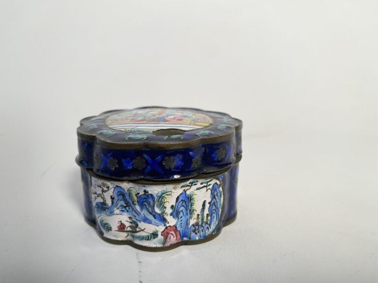ENSEMBLE DE DEUX OBJETS EN ÉMAUX CLOISONNÉS, comprenant un plat et une petite b…