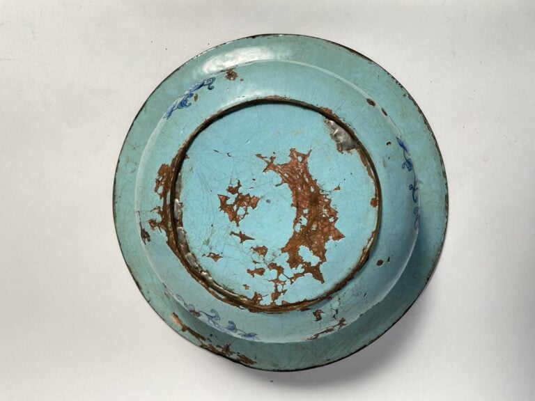 ENSEMBLE DE DEUX OBJETS EN ÉMAUX CLOISONNÉS, comprenant un plat et une petite b…
