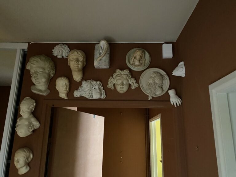 ensemble de figures d'applique en plâtre ou résine