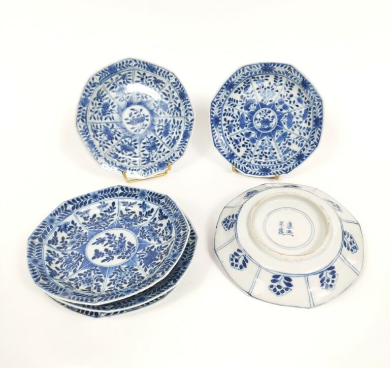 Ensemble de six petite assiettes décorées en bleu sous couverte de diverses fle…