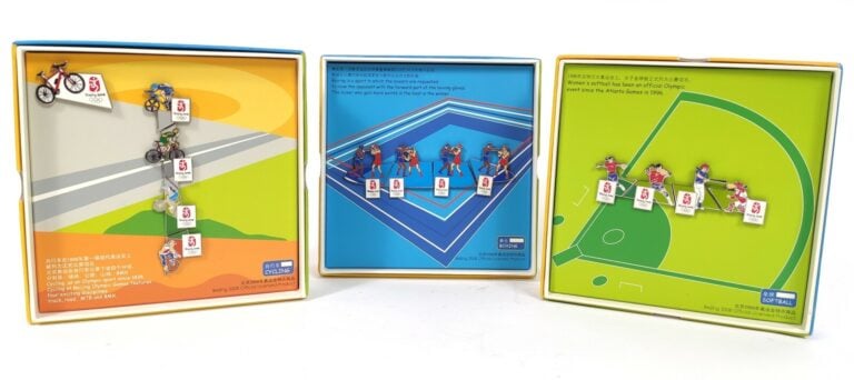 Ensemble de trois boîtes comprenant les Pin's officiels des JO de Pékin 2008 :…