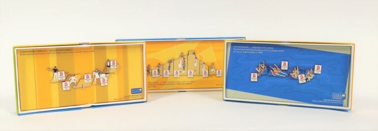 Ensemble de trois boîtes comprenant les Pin's officiels des JO de Pékin 2008 :…