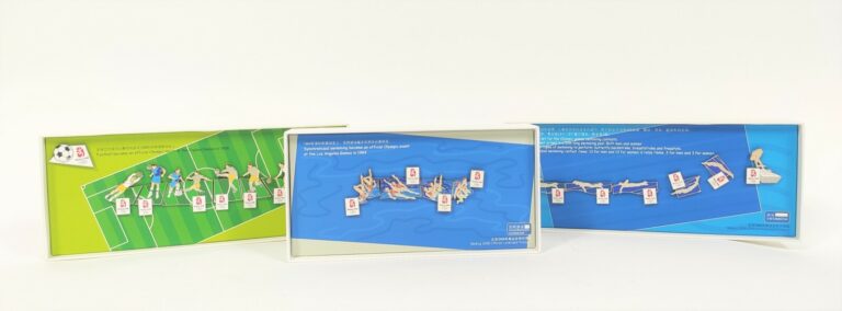 Ensemble de trois boîtes comprenant les Pin's officiels des JO de Pékin 2008 :…