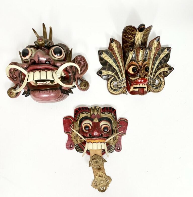 Ensemble de trois masques peints. Bali
