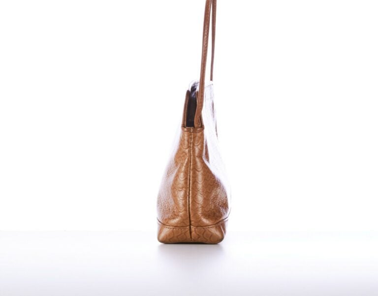FENDI - SAC en cuir embossé praliné - 27 x 19 x 7 cm - (patine d'usage)