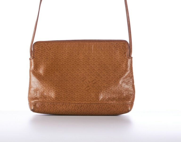 FENDI - SAC en cuir embossé praliné - 27 x 19 x 7 cm - (patine d'usage)