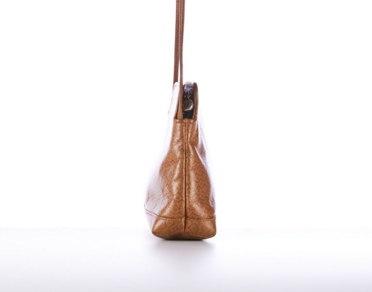 FENDI - SAC en cuir embossé praliné - 27 x 19 x 7 cm - (patine d'usage)