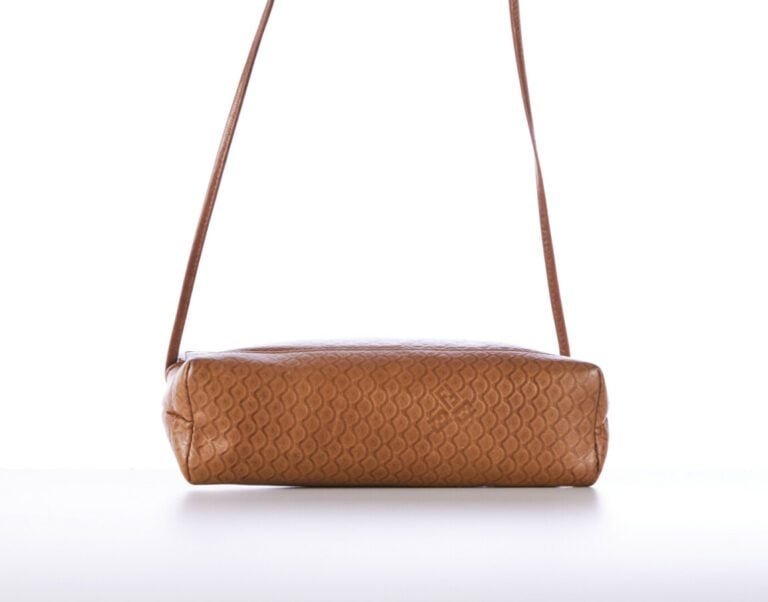 FENDI - SAC en cuir embossé praliné - 27 x 19 x 7 cm - (patine d'usage)