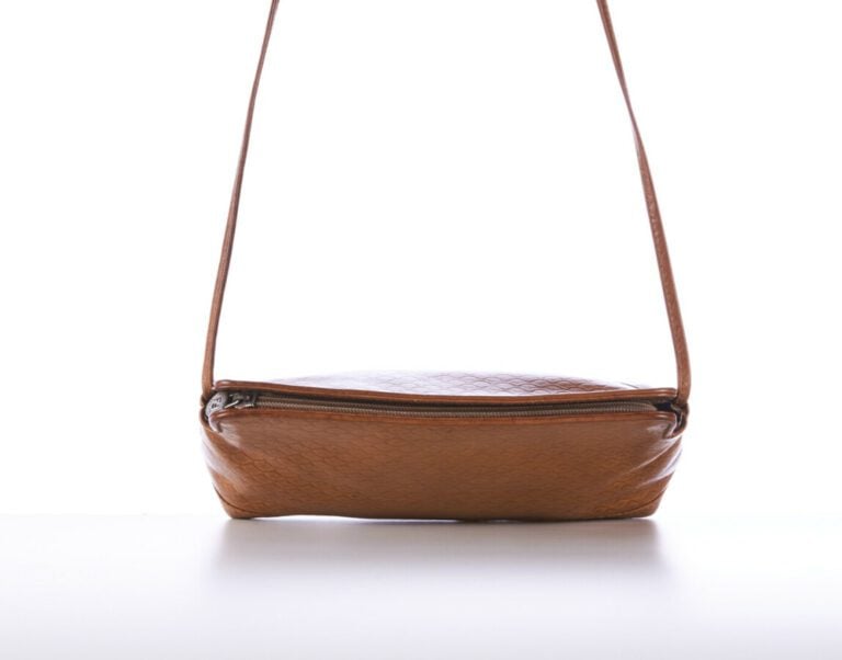 FENDI - SAC en cuir embossé praliné - 27 x 19 x 7 cm - (patine d'usage)