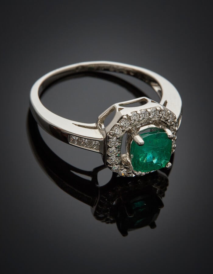 Fine BAGUE octogonale en or gris (750) serti d'une émeraude pesant 1,03 carat,…