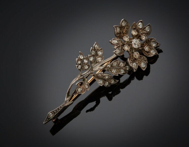 Fine BROCHE « fleur » en or jaune (750 ) et argent (min. 800) serti de diamants…