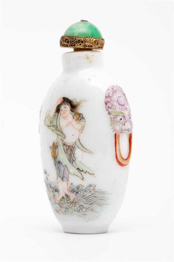 FLACON TABATIERE OVOIDE - Chine, Epoque XXe siècle - De forme ovoïde étirée et…