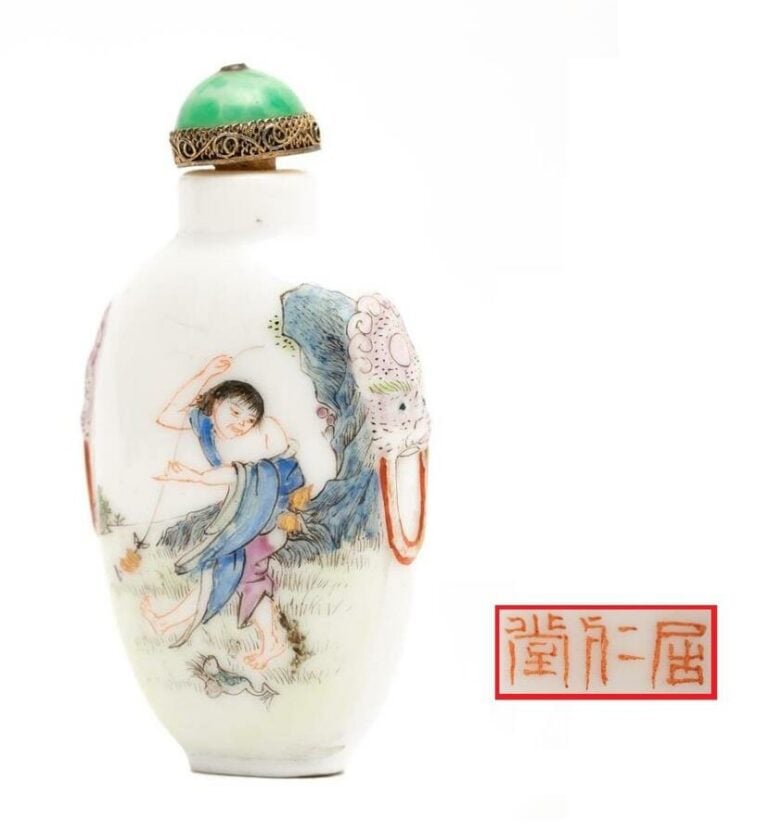 FLACON TABATIERE OVOIDE - Chine, Epoque XXe siècle - De forme ovoïde étirée et…