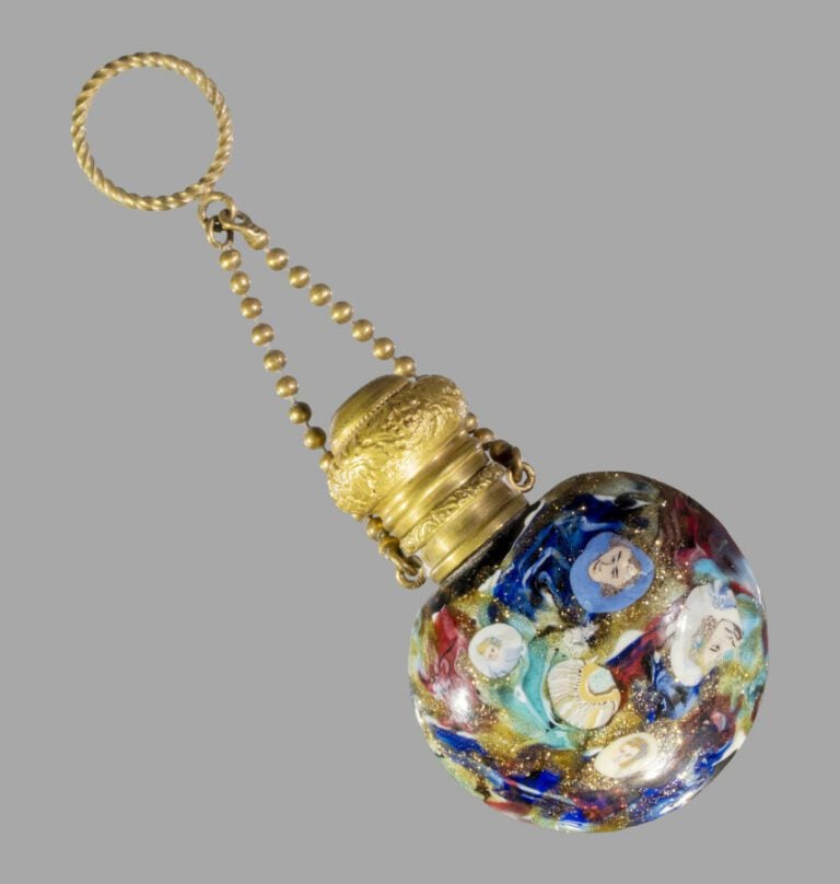 Franchini (Venise). Flacon à sels en verre à fond polychrome et aventurine orné…