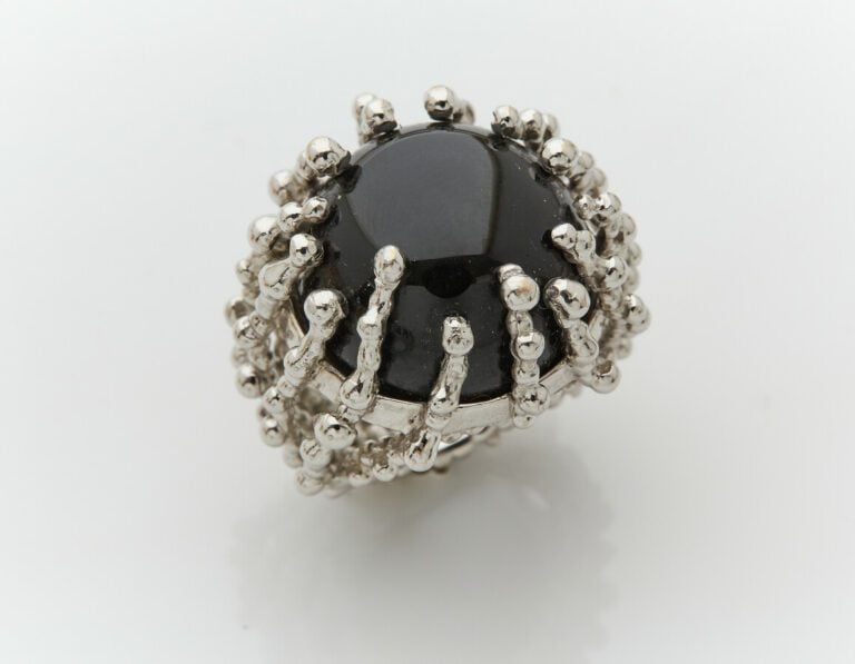 GARNAZELLE - BAGUE modèle « Boules d'Amour » en or gris (750) ajouré, perlé, se…