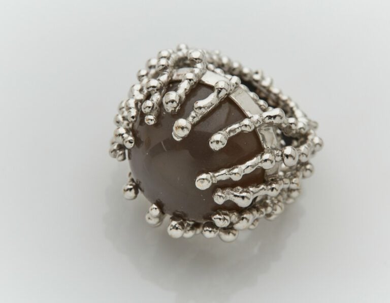 GARNAZELLE - Importante BAGUE modèle « Boules d'Amour » en or gris (750) ajouré…