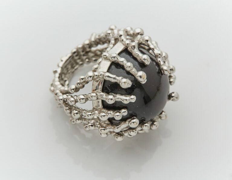 GARNAZELLE - Importante BAGUE modèle « Boules d'Amour » en or gris (750) ajouré…