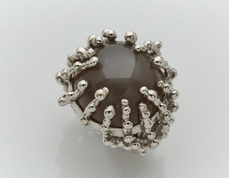 GARNAZELLE - Importante BAGUE modèle « Boules d'Amour » en or gris (750) ajouré…