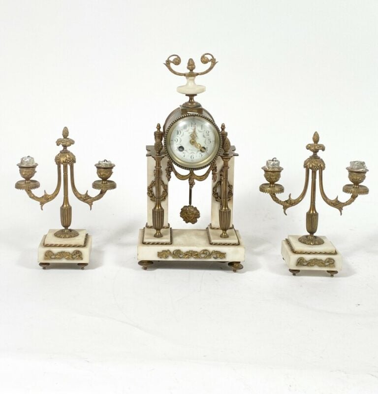 Garniture de cheminée comprenant une pendule et paire de candélabre à deux lumi…